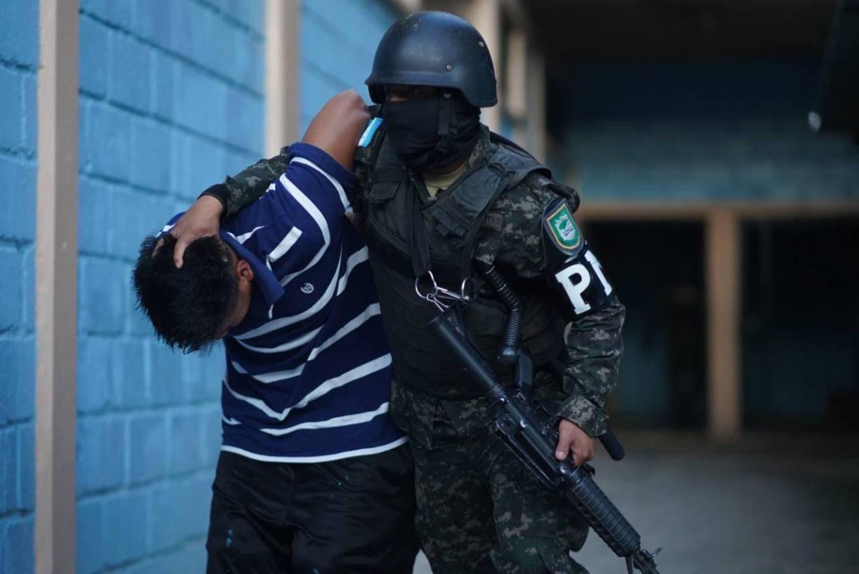 La cárcel de Támara tiene una capacidad máxima para albergar a 2,500 reclusos, pero actualmente cuenta con 4,100 reos guardando prisión. 