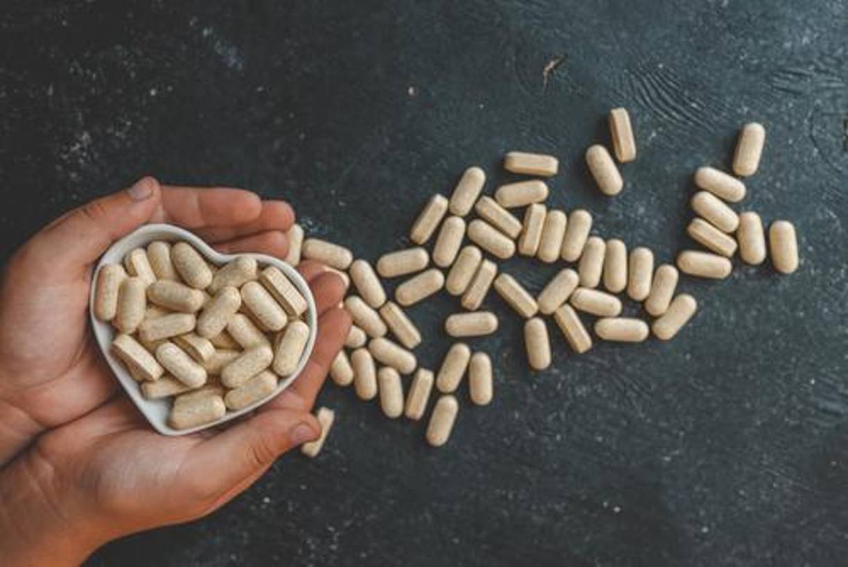 Por otro lado, para quienes desean evitar los efectos laxantes, el glicinato de magnesio es una excelente elección. En general, el magnesio es un mineral esencial que, cuando se consume adecuadamente, puede ser una herramienta poderosa para combatir el cansancio, mejorar la composición corporal y promover una mejor salud metabólica. La clave es encontrar el tipo de magnesio que mejor se adapte a tus necesidades y complementarlo con una dieta equilibrada y un estilo de vida saludable.