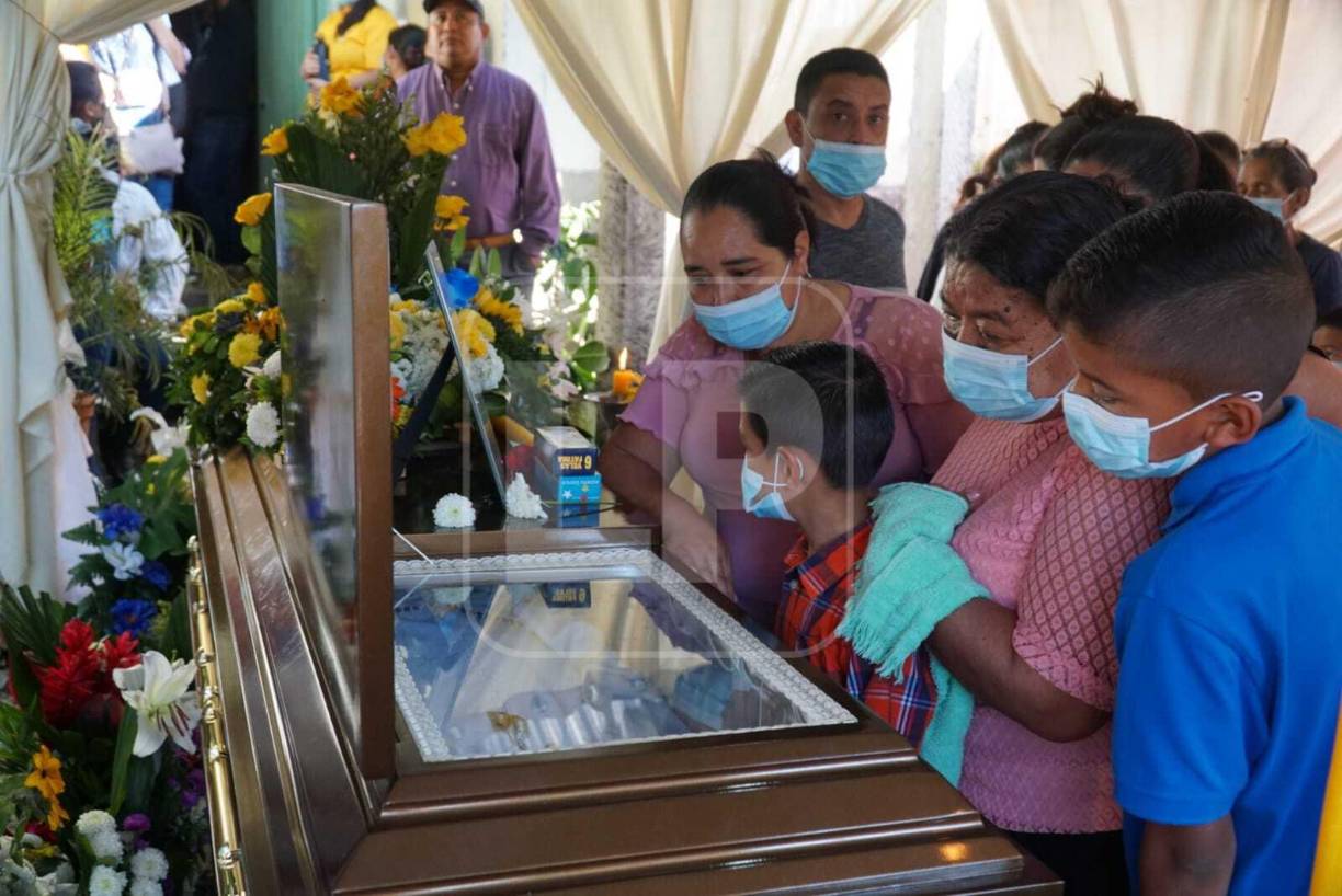 Alrededor de unas 800 personas asistieron a la celebración de cuerpo presente.