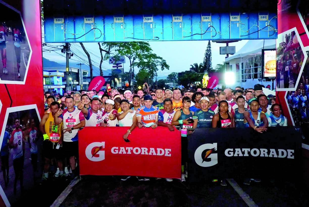  El mar de competidores que desde las primeras horas del domingo se dieron cita se mezcló con la música que sonaba anunciando que la Maratón Internacional LA PRENSA les esperaba. El colorido, buenas vibras y atención que recibieron los corredores marcó nuevamente un hito del significado de la competencia élite del atletismo que se corre en Honduras y que fue todo un show.