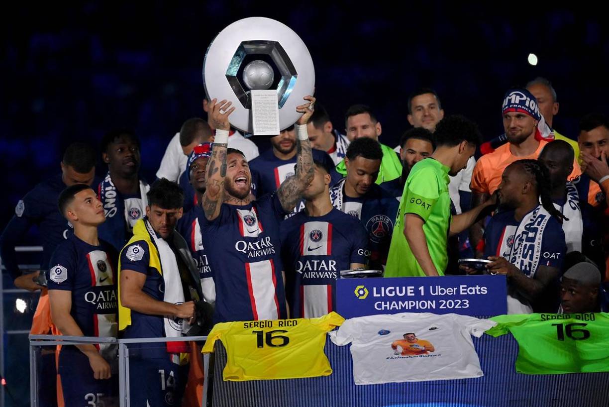 Sergio Ramos también se dio el gusto de levantar el trofeo de campeones de la Liga francesa.