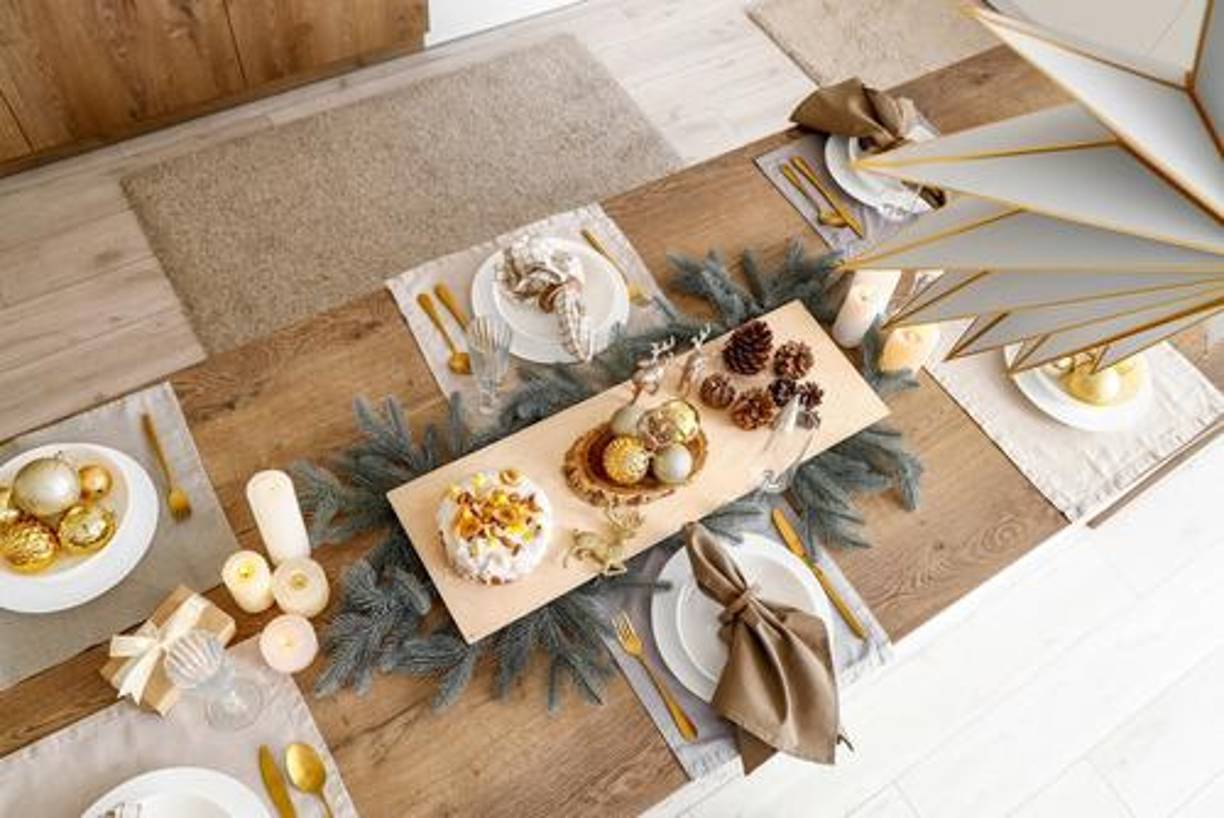 Como la tendencia actual propone utilizar detalles naturales mezclados con adornos de temporada, anímate a elaborar tus propios diseños. Puedes reciclar los adornos que ya tienes o comprar aquellos artículos que te hacen falta. Para el comedor o mesa de centro de la sala, puedes recurrir a los platos decorativos, en los colores que prefieras, dorado o plateado, para crear bonitos centros de mesa.