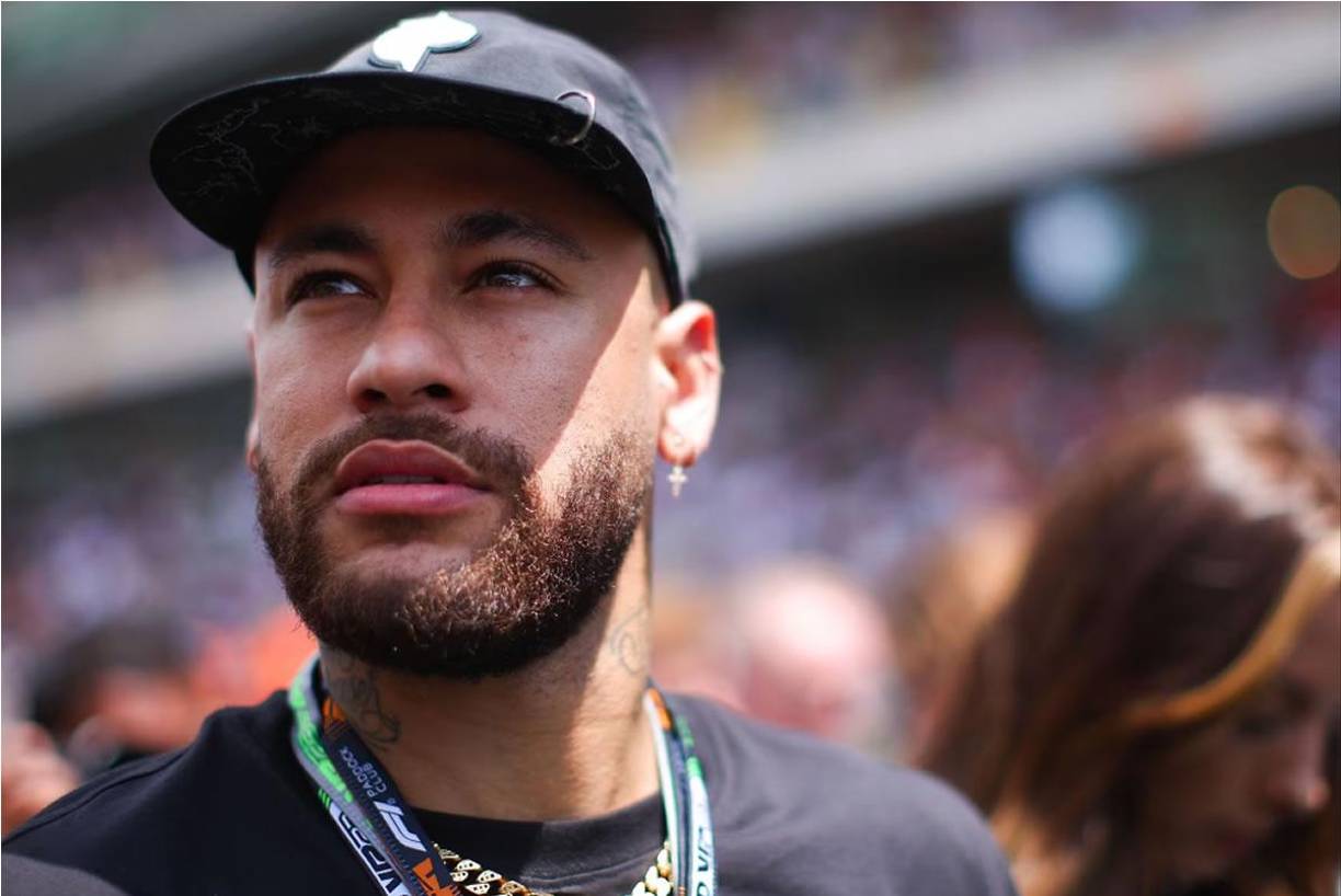 “Bru, hago esto por nosotros dos y por tu familia. Vi cuánto te expusieron, cuánto sufriste por todo esto y cuánto deseas estar a mi lado. Y yo a tu lado. Cometí un error. Me equivoqué contigo. Me atrevo a decir que cometo errores todos los días, dentro y fuera del campo. Pero mis errores en mi vida personal los resuelvo en casa, en mi intimidad, con mi familia y amigos...”, fue lo que escribió Neymar para pedir perdón a Biancardi.