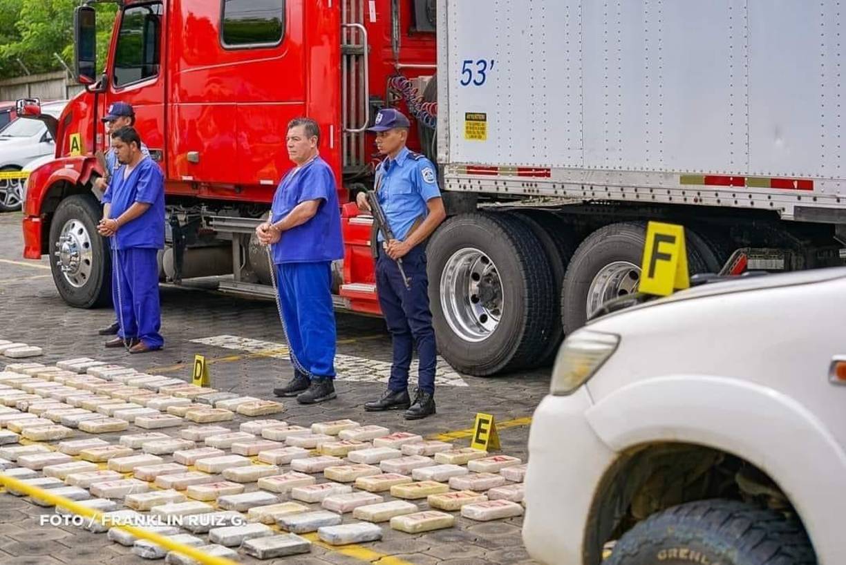 El informe preliminar policial indica que la camioneta donde se encontró el dinero y 4 tacos de cocaína que pesaron 2 kilogramos, viajaban Lesther Alcides Herrera Amador de 37 que la conducía y le acompañaba Daniel Alejandro Caro Puerto de 29 años de edad; ambos viajaban de Managua hacia San Juan del Sur, departamento de Rivas.