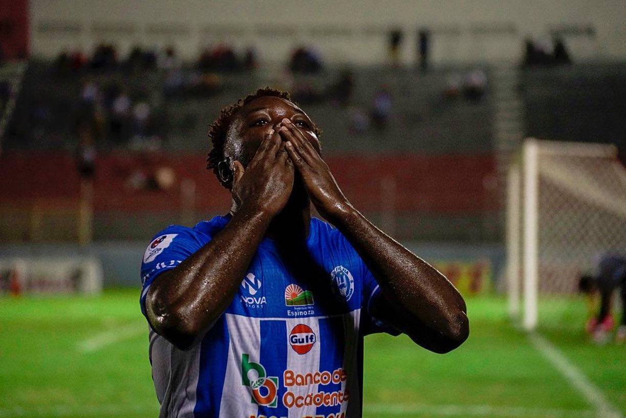 Wilmer Crisanto marcó el segundo gol del Victoria en el triunfo (2-0) ante la Real Sociedad y así festejó.