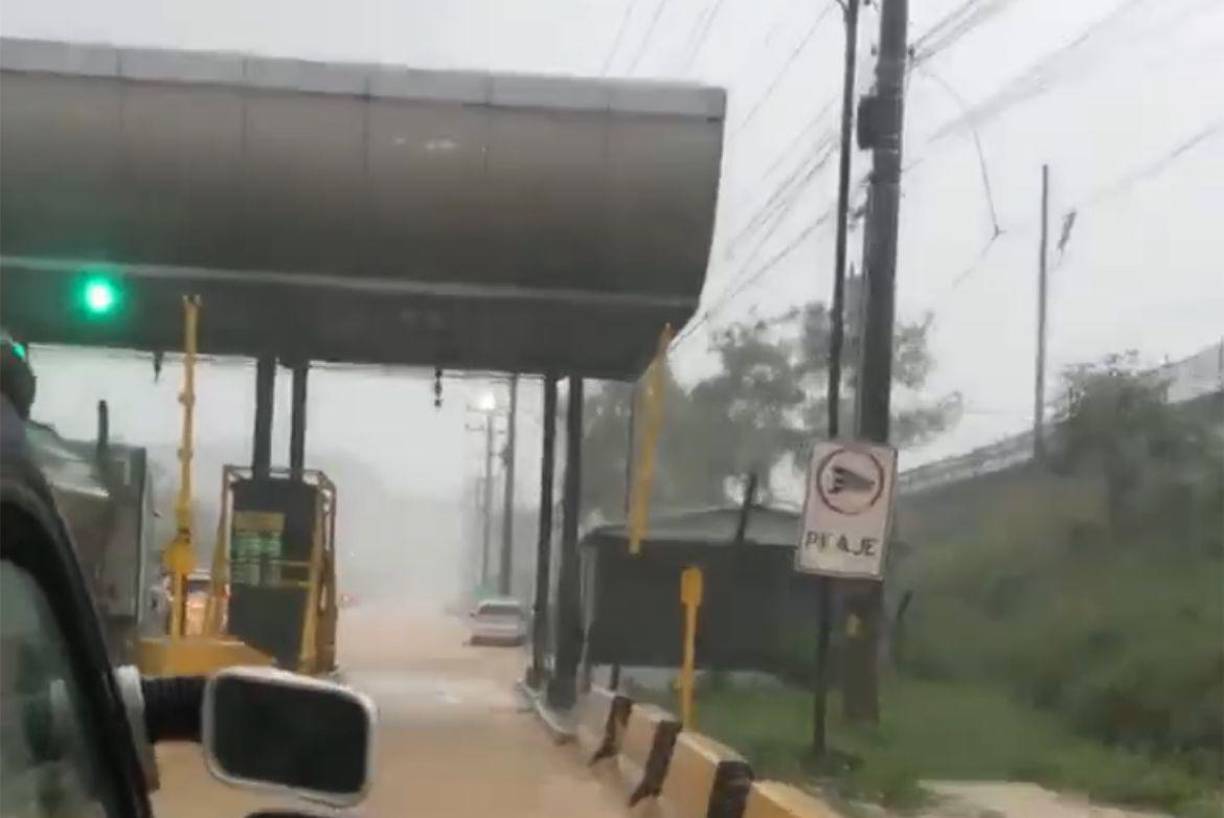 En la zona del peaje, principal entrada a Puerto Cortés, es notable el ascenso del agua en el bulevar. 