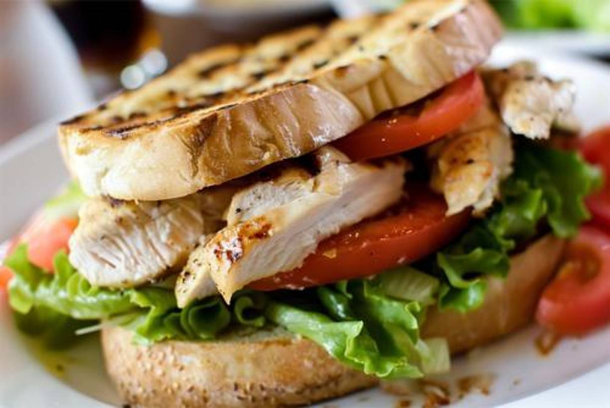 Sándwich de pollo: Desmenuza el pollo y mézclalo con mayonesa, mostaza y un poco de apio picado. Coloca la mezcla en pan integral y añade lechuga y tomate para un sándwich fresco y sabroso.