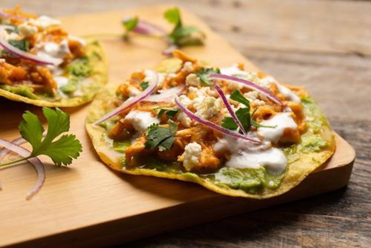 Tostadas de pollo: Coloca pollo desmenuzado sobre tostadas de maíz y añade frijoles refritos, lechuga, crema y queso. Esta es una opción rápida y deliciosa para aprovechar las sobras.