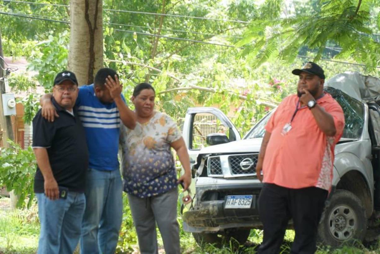Al lugar del accidente llegaron compañeros de trabajo de Herrera que lamentaron su muerte.