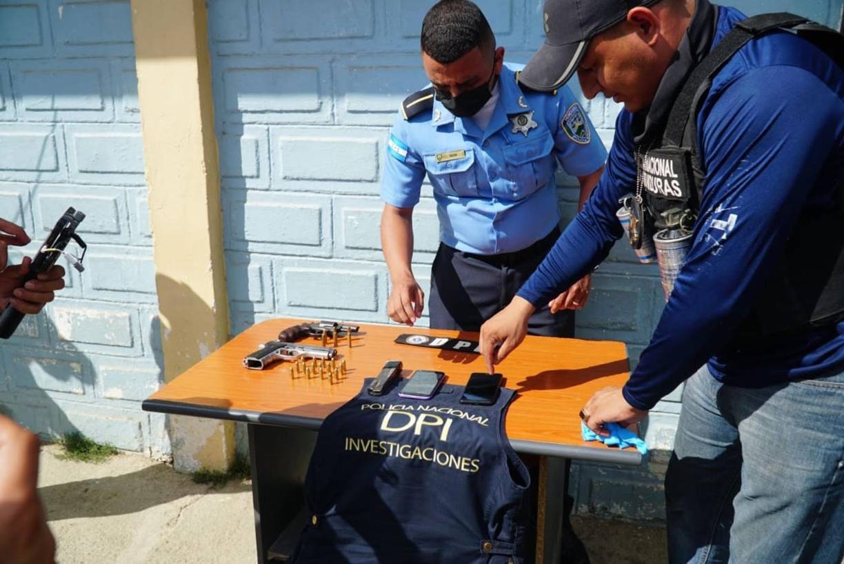 Los agentes de investigación al momento de capturar a los sospechosos les decomisaron la supuesta arma homicida y teléfonos celulares.