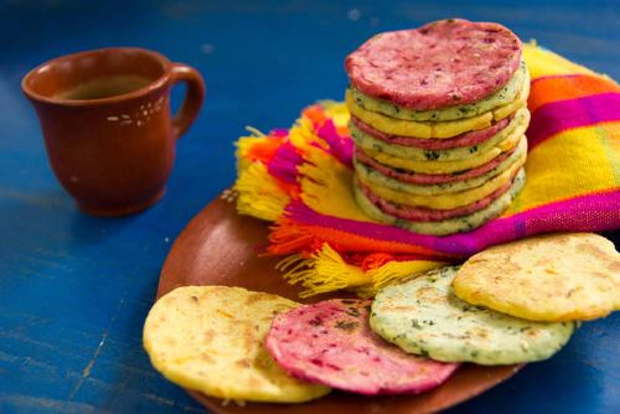 9. Ambiente: decoración y músicaPara crear el ambiente perfecto, decora tu espacio con banderas y colores de ambos países. La música también es esencial: una mezcla de mariachi y punta hará que todos se sientan en el corazón de México y Honduras.