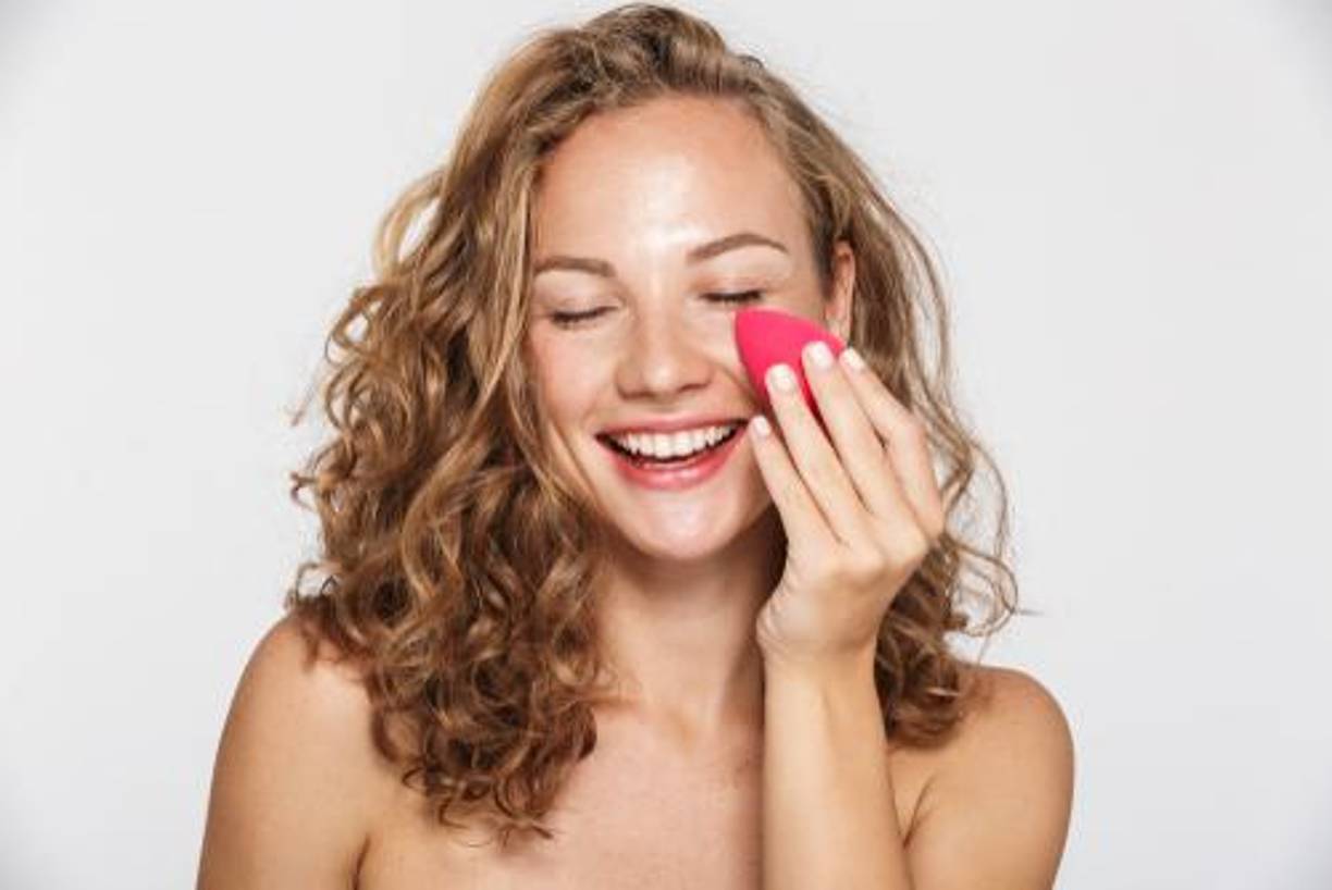 Una vez cubiertos los defectos es hora de utilizar una BB Cream, base en crema, ligera, no grasa y preferiblemente mate. La manera correcta de aplicarla es empleando poca cantidad, con la ayuda de una esponja humedecida con la que se extenderá del interior hacia el exterior.