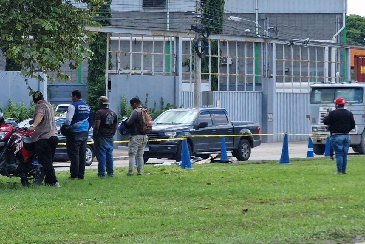 El conductor de la rastra, supuestamente, huyó de la escena del accidente. Una grabación muestra el momento en que escapa del lugar y se sube a otro automotor. 