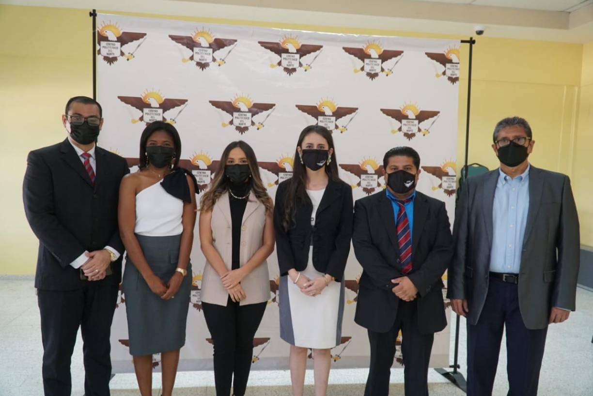 En la gala, las autoridades de este centro de estudios premiaron a 15 estudiantes por su destacada excelencia académica, el estudiante Richard Cantillano se llevó el primer lugar y recibió una beca completa para estudiar en la UTH.