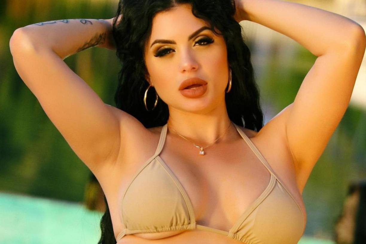 Al hablar de su comienzo en el modelaje, la Peky relató que fue en febrero del 2016 cuando decidió irse a vivir a Estados Unidos, y un año después, en julio fue contactada por una boutique por instagram para ser su modelo principal, luego esta oportunidad le abrió las puertas para modelar en varias boutiques.