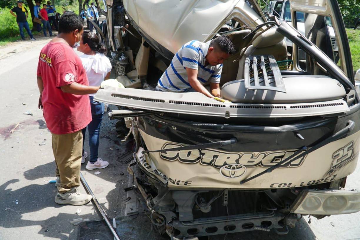El chófer del bus resultó prácticamente ileso pese a que toda la parte frontal de su vehículo quedó totalmente destruido por el tremendo choque.