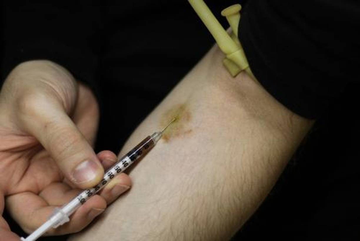 El VIH también se puede transmitir a través del uso compartido de agujas. Es vital no compartir agujas y utilizar siempre equipos de inyección estériles. Los programas de intercambio de agujas pueden proporcionar agujas limpias y seguras.