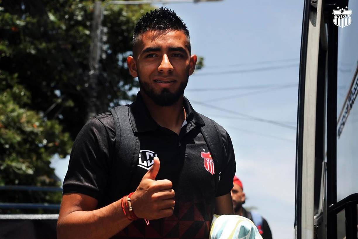 Carlos Argueta finalmente se quedará en el Vida de La Ceiba después de rechazar la oferta del Real España, que quería pagarle al club cocotero los seis meses que tenía de contrato para llevárselo. El lateral derecho hondureño confirmó que cumplirá su último torneo con los ceibeños jugando en la posición de interior, según le indicó su entrenador Raúl Cáceres. Una mala noticia para la Máquina.