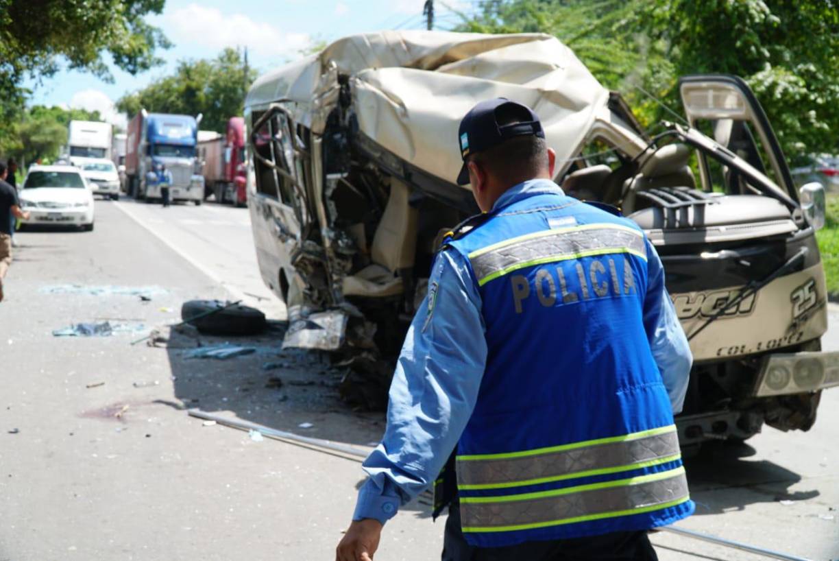 La colisión ocurrió al mediodía de hoy en el bulevar que conduce hacia Choloma, en el sector conocido cmo Las Pilas, a unos metros de distancia del Mall Las Américas, de dicha ciudad. 
