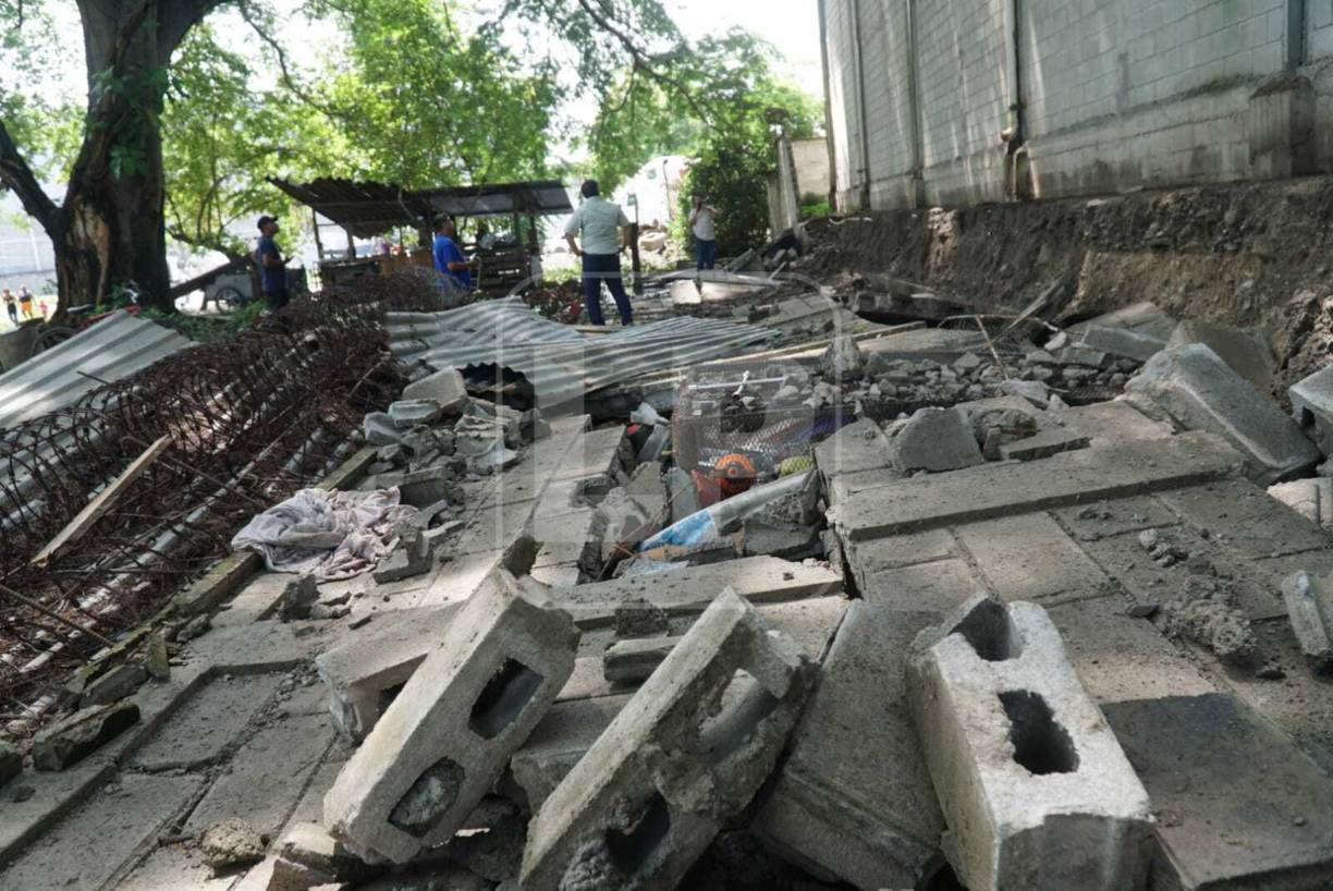 La menor, de cuatro años de edad, murió la noche de ayer en la colonia El Estadio, cercana a la 33 calle, y cuatro personas más resultaron lesionadas al derrumbarse parte de la vivienda que habitaban producto de los fuertes aguaceros en la capital industrial. Fotografía: La Prensa / José Cantarero. 