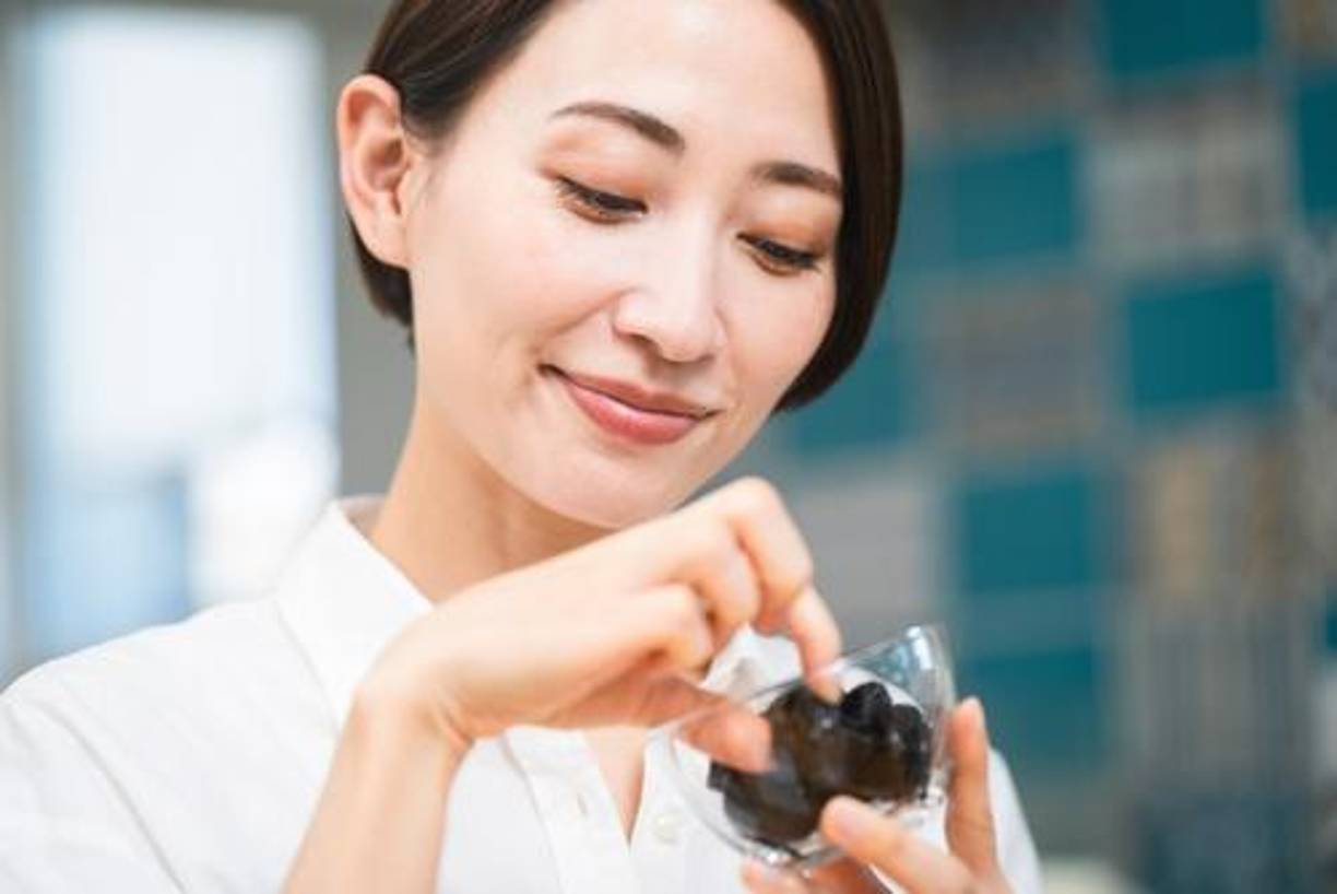 En cuanto al control de la glucemia, las ciruelas pasas pueden ser una excelente opción para las personas con diabetes. La fibra soluble que contienen ayuda a ralentizar la absorción de glucosa, lo que puede prevenir picos de azúcar en la sangre. Además, el sorbitol presente en las ciruelas pasas permite una absorción más lenta del azúcar, mejorando así el control glucémico.