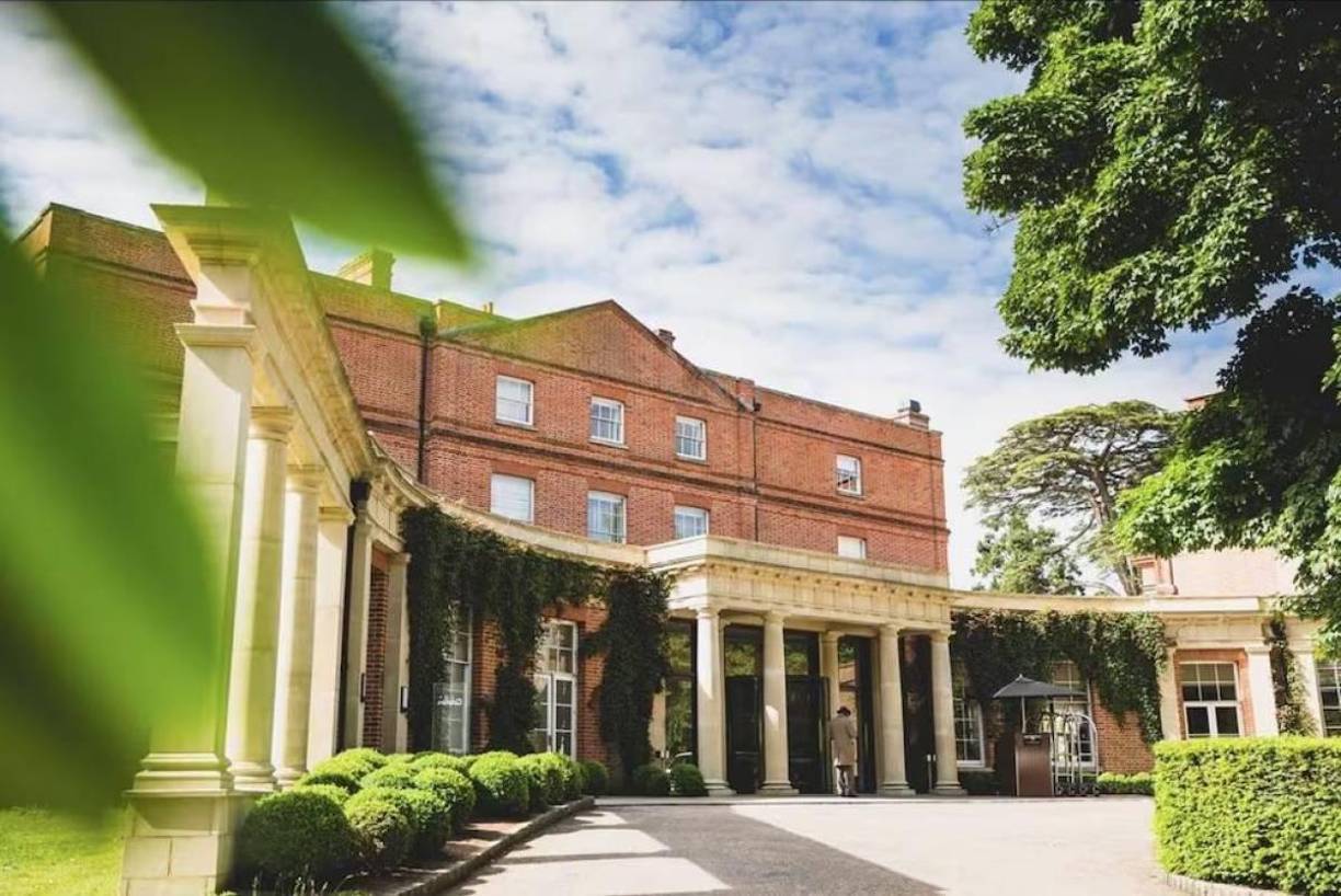 El hotel está a algo más de 32 kilómetros de Londres y ha acogido las concentraciones de los equipos absolutos de fútbol de Inglaterra.