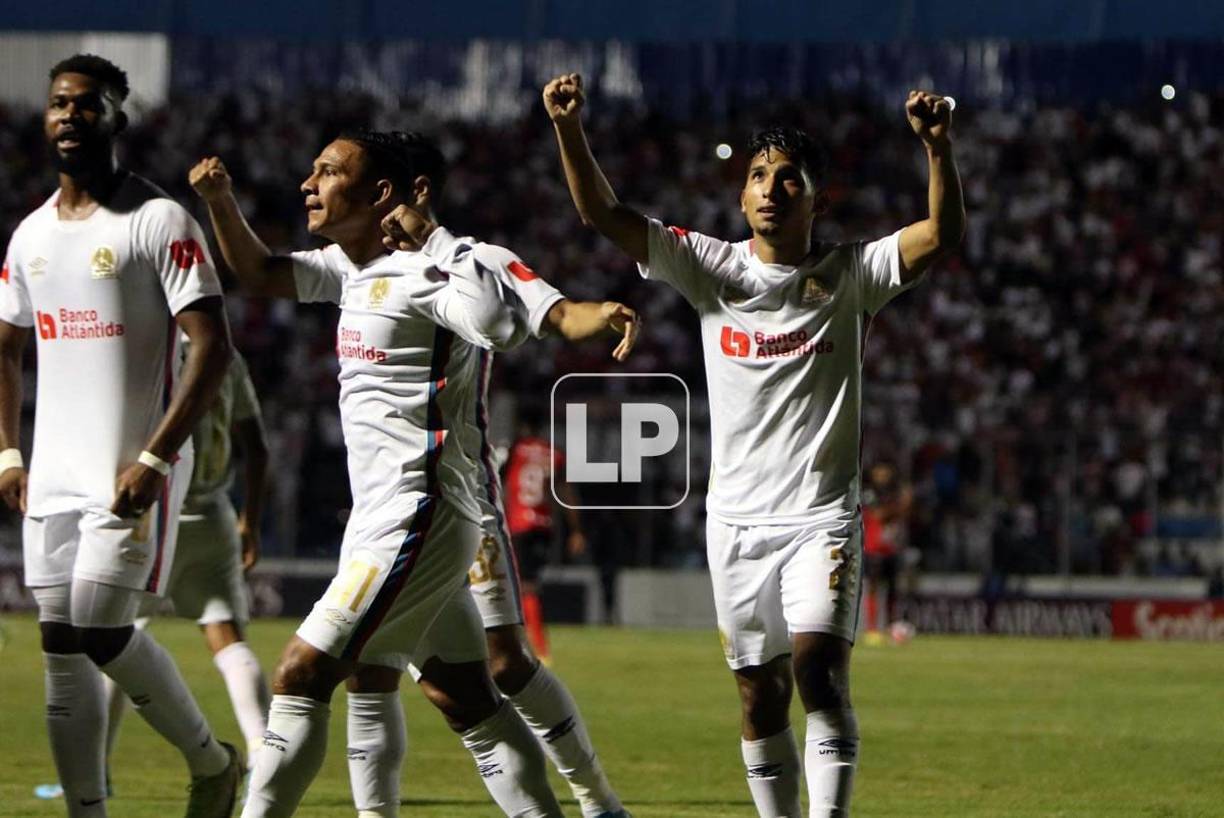 José Mario Pinto celebrando su gol para el 1-0 del Olimpia ante Alajuelense.