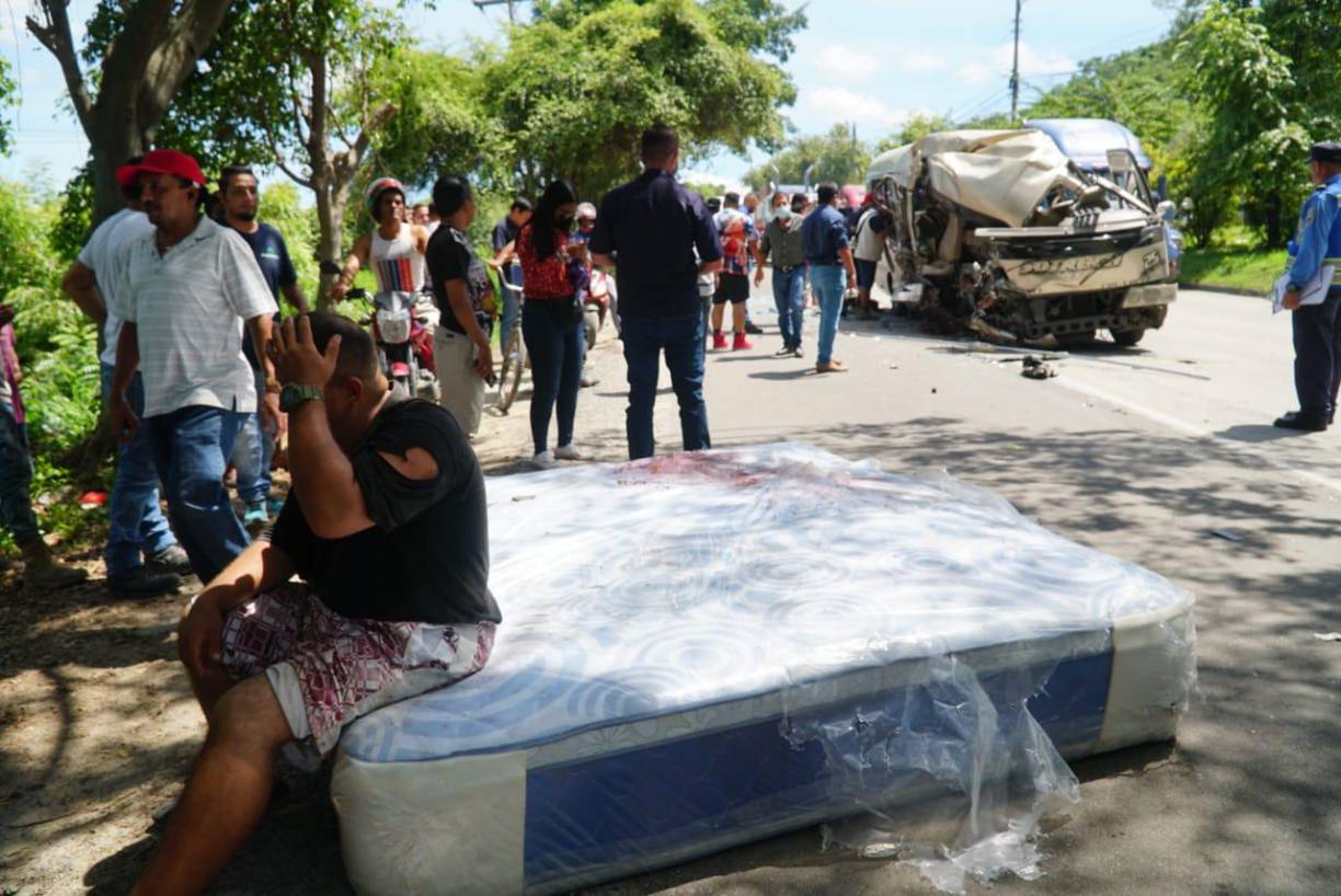 Edwin Ariel Hernández, motorista de la unidad de transporte público, dijo que él impactó contra la parte trasera de la rastra porque este, supuestamente, le quitó el derecho de vía cuando intentó esquivar un colchón tirado en medio de la carretera.