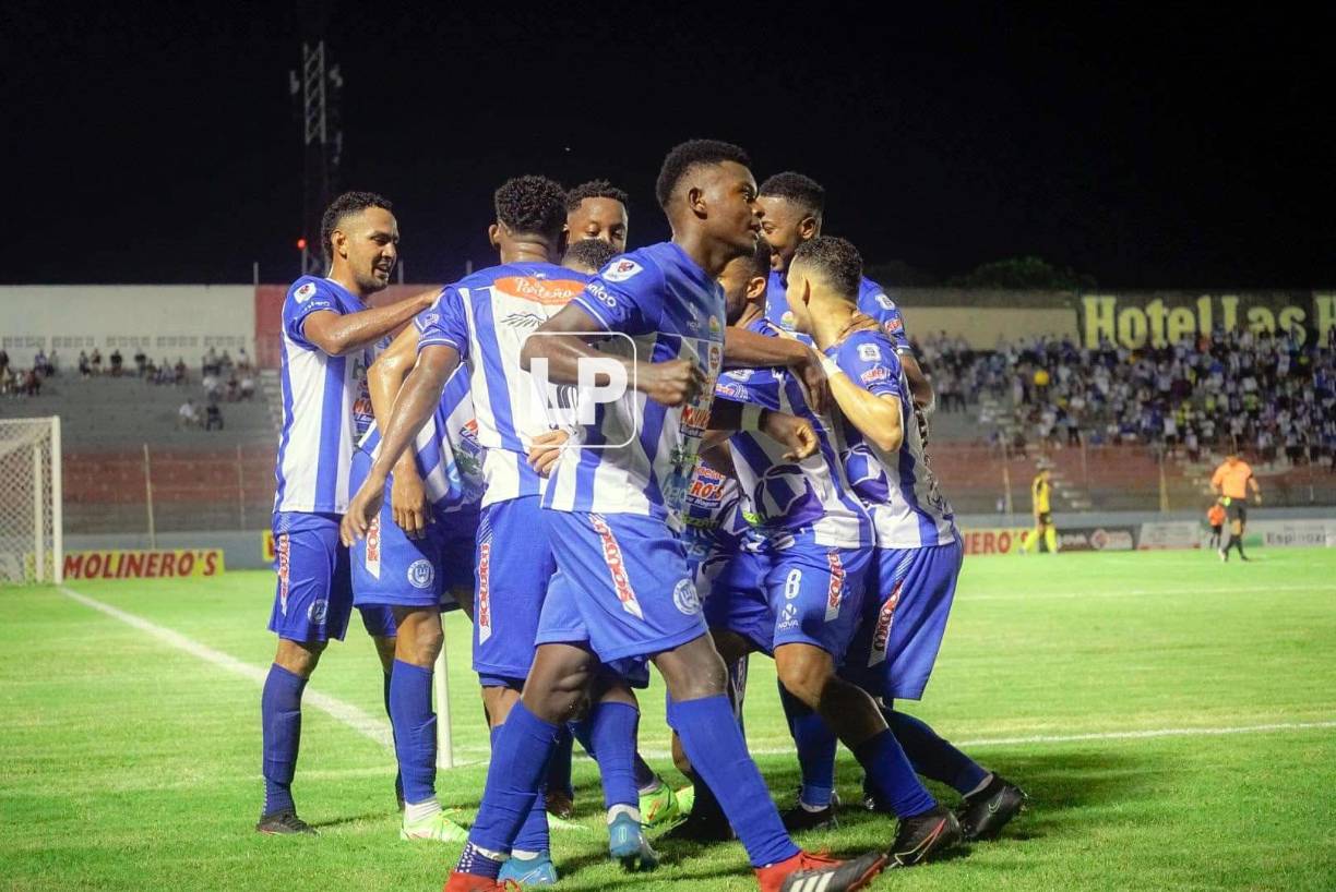Jugadores del Victoria festejando uno de los goles contra el Real España.