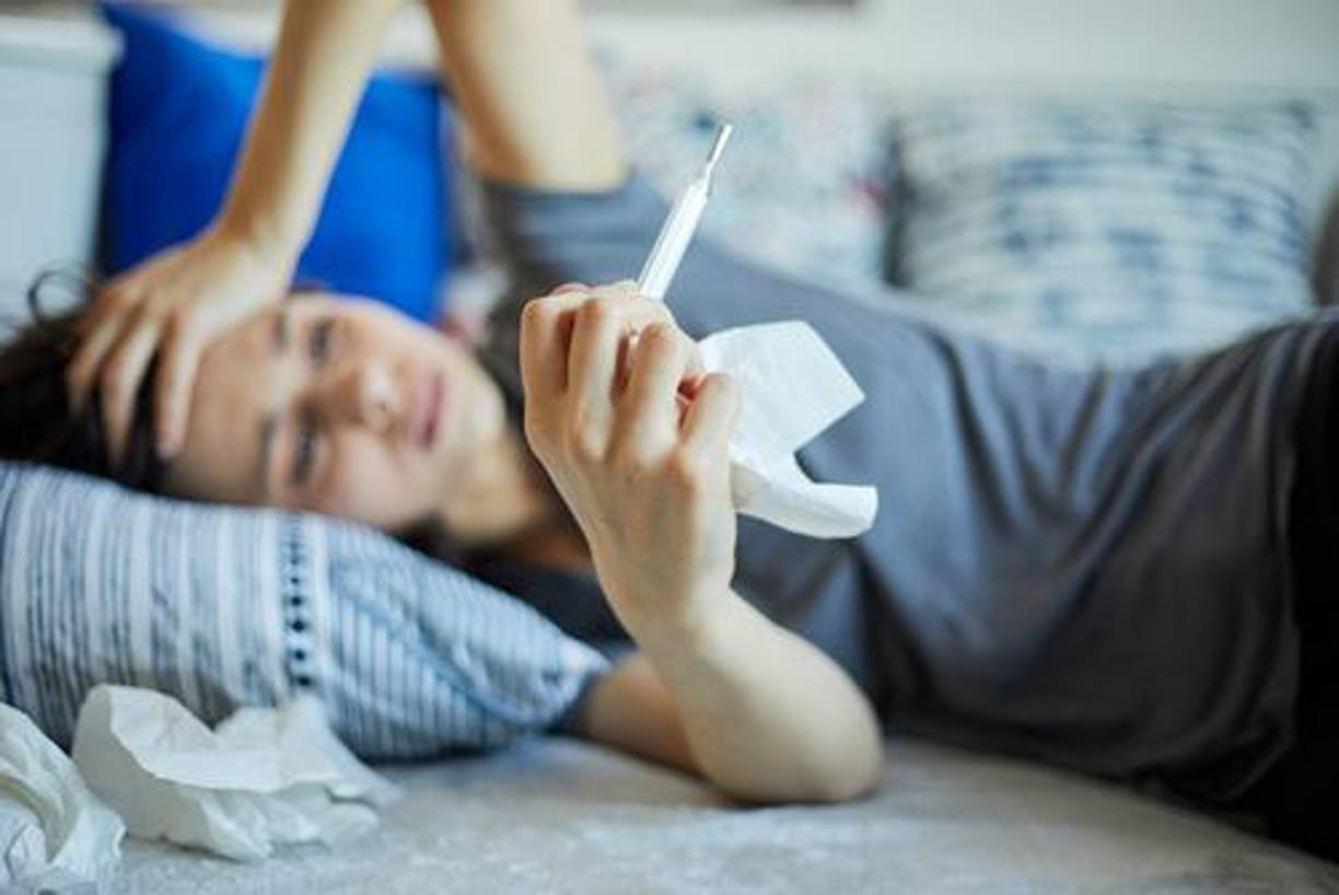 Sin tratamiento, el VIH puede progresar a SIDA en aproximadamente 8 a 10 años. En esta etapa, el sistema inmunitario está gravemente dañado, lo que hace que el cuerpo sea susceptible a infecciones oportunistas y ciertos tipos de cáncer. Los síntomas pueden incluir sudoración nocturna, fiebre recurrente, diarrea crónica y manchas blancas en la lengua.