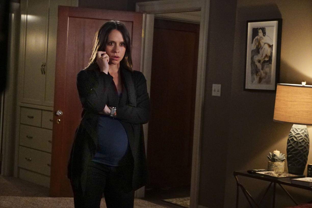 Además de su trabajo en 9-1-1, Hewitt ha estado involucrada en varios proyectos detrás de cámaras. Ha dirigido y producido episodios de la serie, demostrando su habilidad para contar historias desde diferentes ángulos. Su experiencia como productora ejecutiva en The Client List también le ha dado una perspectiva única sobre la industria.