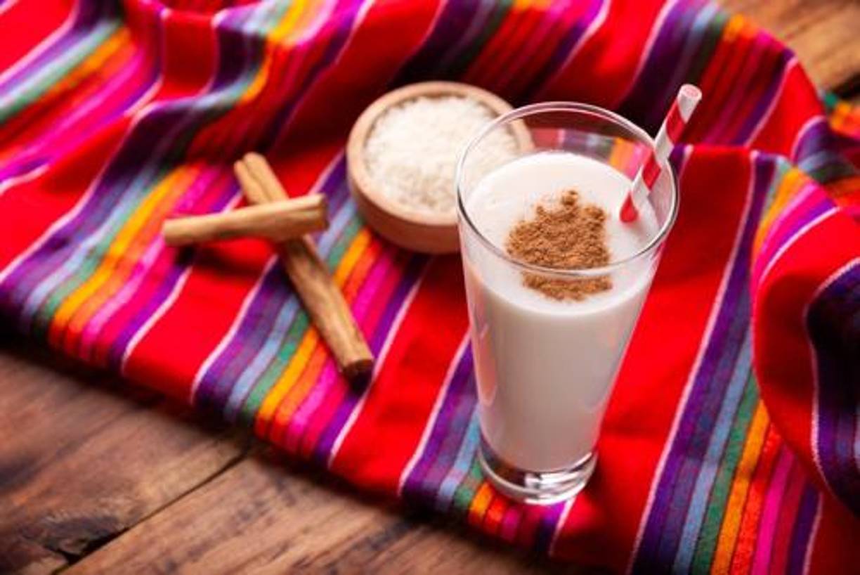 8. Bebidas: Refrescos y Aguas FrescasAcompaña estos platillos con refrescos tradicionales como el agua de horchata mexicana, hecha de arroz, canela y azúcar.