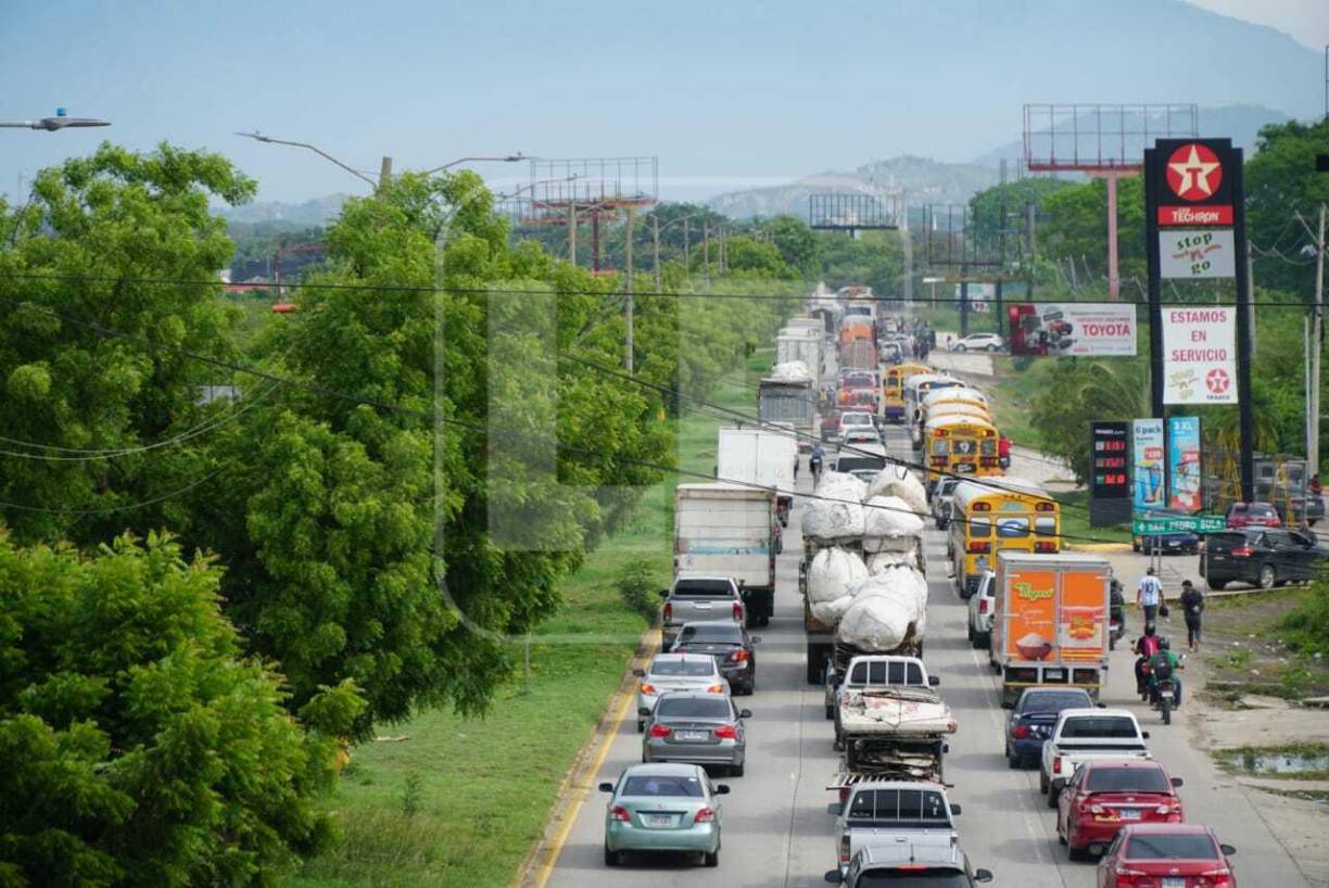 Caos vial en la CA-13-Bulevar del este, en la entrada a San Pedro Sula. Fotografía: La Prensa / José Cantarero.