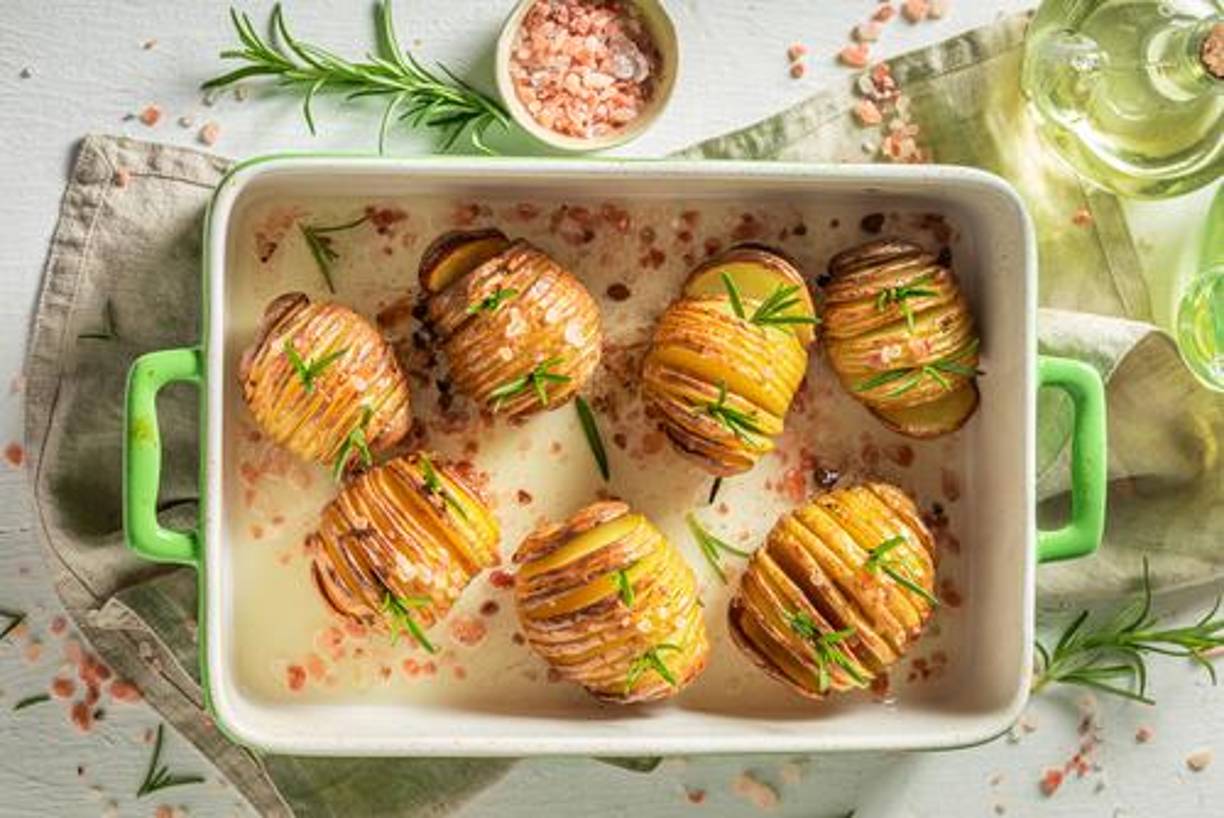 10. Papas al Romero: Las papas al romero son una guarnición sencilla pero deliciosa. Corta las papas en trozos, mézclalas con aceite de oliva, romero fresco, sal y pimienta, y hornéalas hasta que estén crujientes.Estas guarniciones no solo son fáciles de preparar, sino que también añadirán un toque especial a tus celebraciones navideñas. ¡Disfruta de estas recetas y felices fiestas!