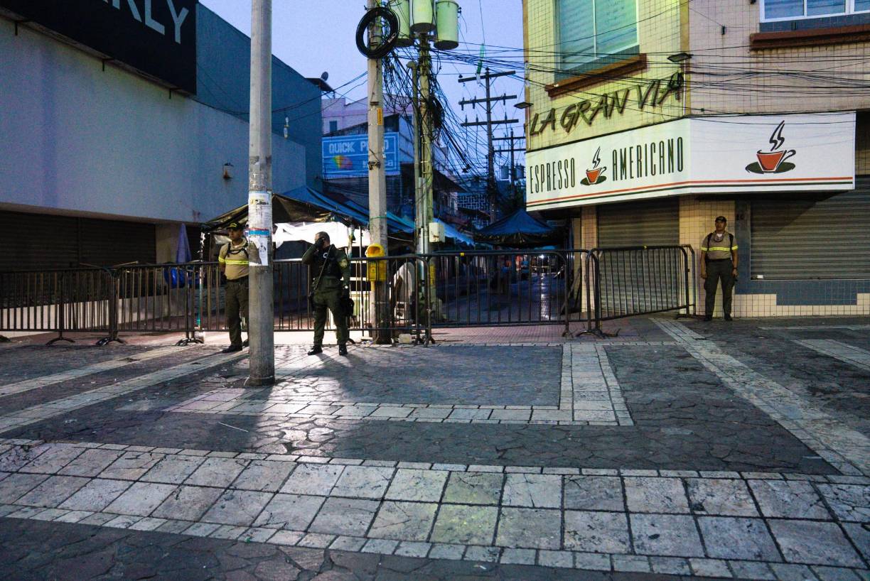 La intervención se da en el marco de la emergencia del dengue y como resultado de la primera intervención hecha en meses atrás quedaba todavía pendiente el lado sur y anoche se procedió a correr las láminas colocadas y recuperar la parte pendiente.