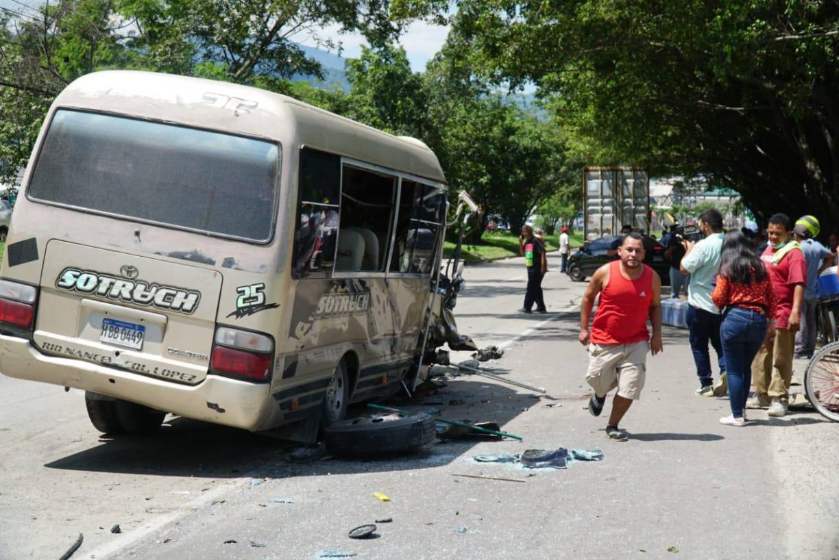 En el accidente resultaron heridos al menos una docena de personas que iban a bordo del bus; tres de ellos, fueron trasladados a un centro hospitalario con lesiones graves. 