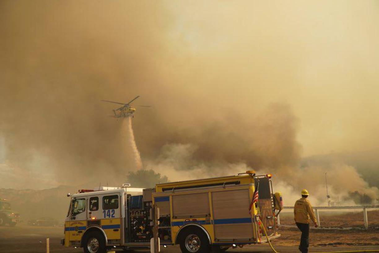 No obstante, el Servicio Nacional de Meteorología pronosticó que vientos “disminuirán más rápidamente por la tarde”, lo que podría contribuir a evitar una expansión mayor del incendio. 