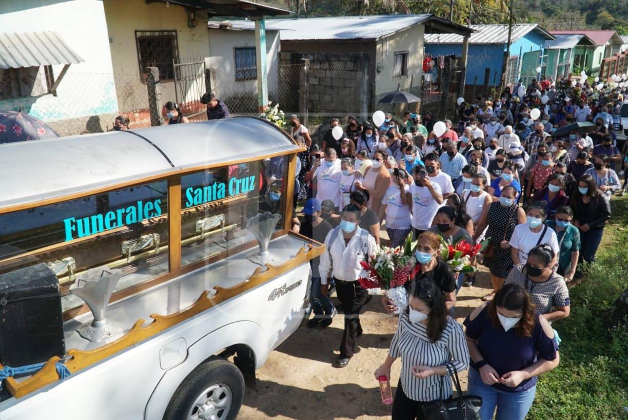 Vecinos, amigos y familiares se reunieron en la vivienda de la familia del padre Enrique Vásquez, ubicada en la comunidad de Agua Azul Sierra, Santa Cruz de Yojoa, para velar sus restos.