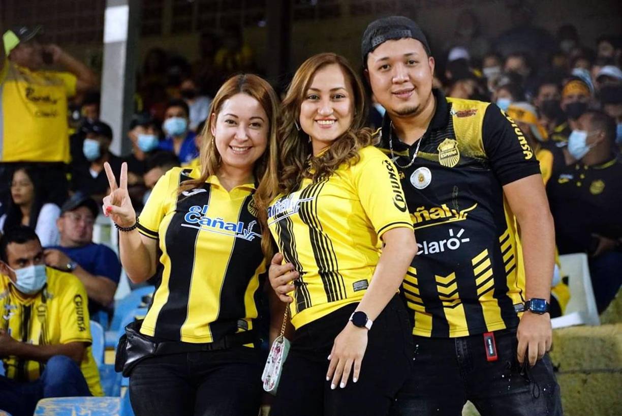 Este joven afortunado, acompañado de dos bellas aficionadas del Real España.