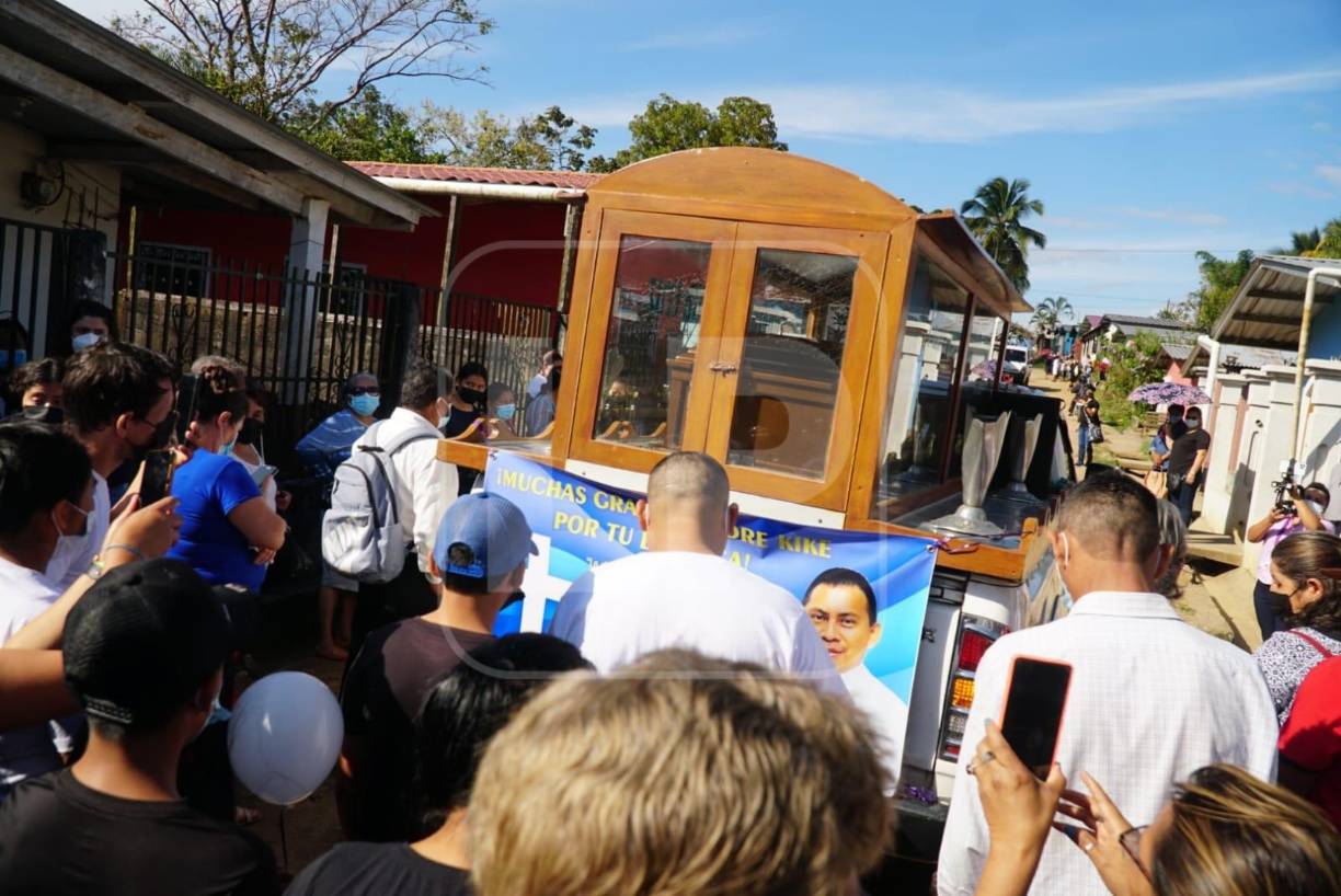 Este sábado, los restos del padre “Quique” fueron llevados a la iglesia de su ciudad natal, previo a ser sepultado en el cementerio de la zona.