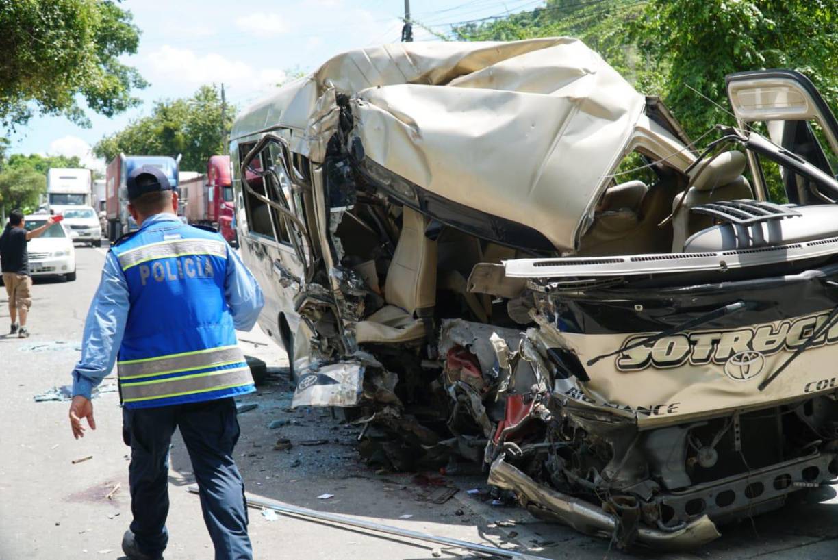 La unidad de transporte quedó inservible tras la brutal colisión con el vehículo pesado. 
