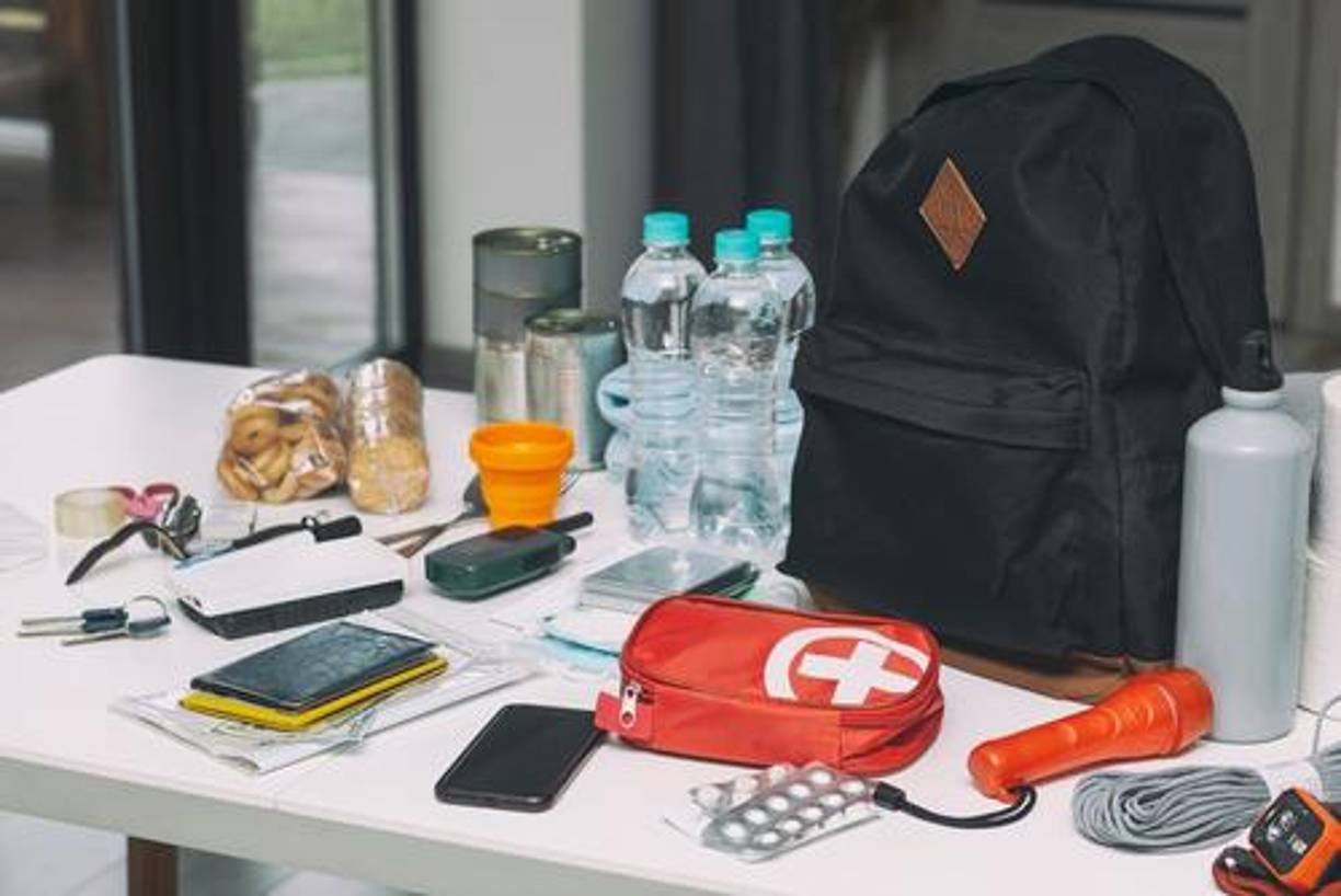 3. Suministros esenciales: Kit de emergencia: Prepara un kit con artículos esenciales como agua potable, alimentos no perecederos, medicamentos, linternas, baterías, y un botiquín de primeros auxilios.Documentos Importantes: Guarda documentos importantes en un contenedor impermeable.