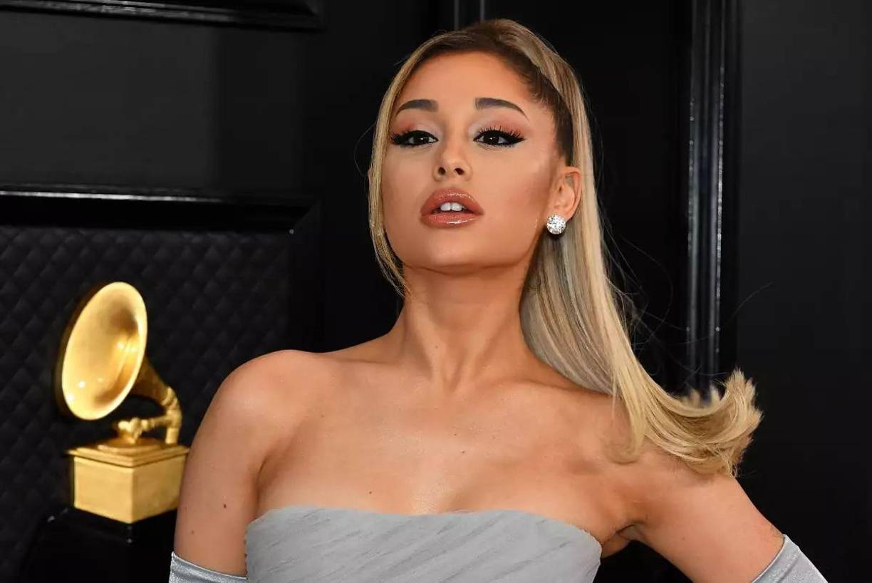 Ariana Grande y Dalton Gomez han resuelto su divorcio, así lo confirmó Page Six. La ex pareja solicitó el divorcio el mes pasado y una fuente exclusiva habló sobre el acuerdo amistoso : “Ariana y Dalton realmente querían cuidar de cada uno durante todo esto y hacérselo lo más fácil posible el uno al otro, por eso realmente tomaron su tiempo con todo”.