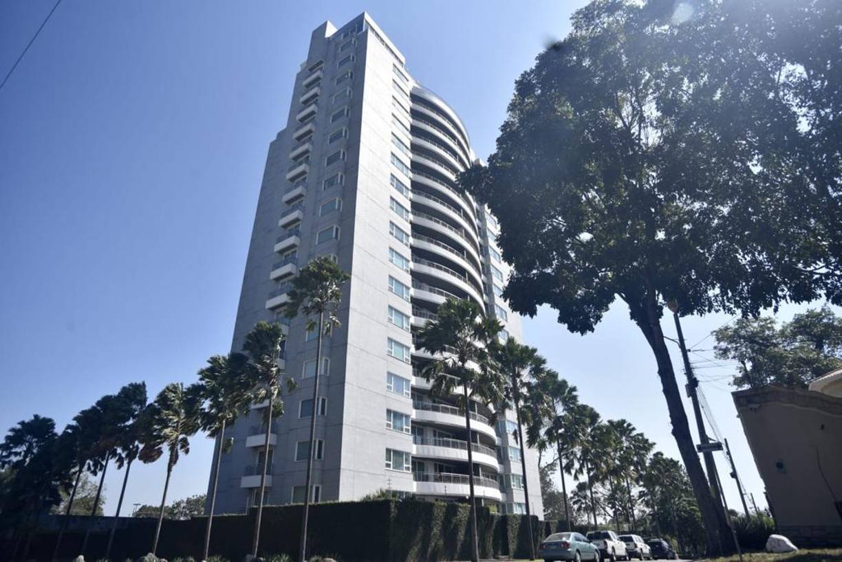 La torre 325 es de 21 pisos, 18 de ellos son de condominios, dos pisos más de estacionamiento y un último de recepción y área social.