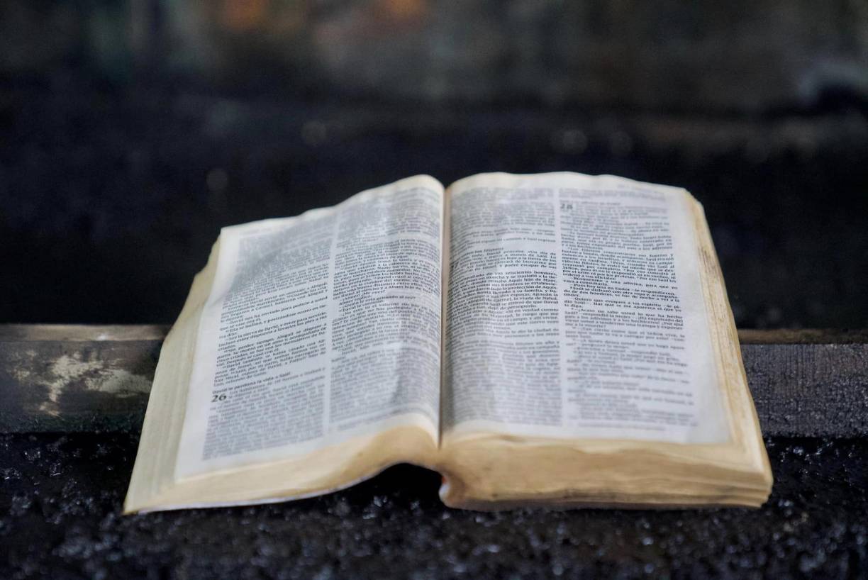 En medio de los cenizas que dejó un voraz incendio en San Pedro Sula, una Biblia fue hallada intacta, lo cual sorprendió a los locatarios y pobladores que apoyaron en la remoción de escombros.