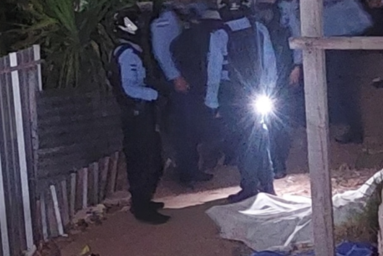 Posteriormente, Cristian y Jonathan, quienes laboraban como cobrador de bus y albañil, respectivamente, llegaron a la casa de Eduard, pero los tres se reunieron en los exteriores de la vivienda. 