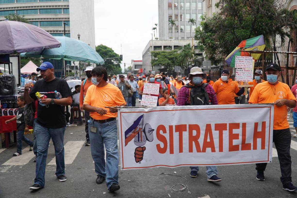 A nivel nacional los empleados de Hondutel tienen varias semanas de estar exigiendo el pago de salarios.