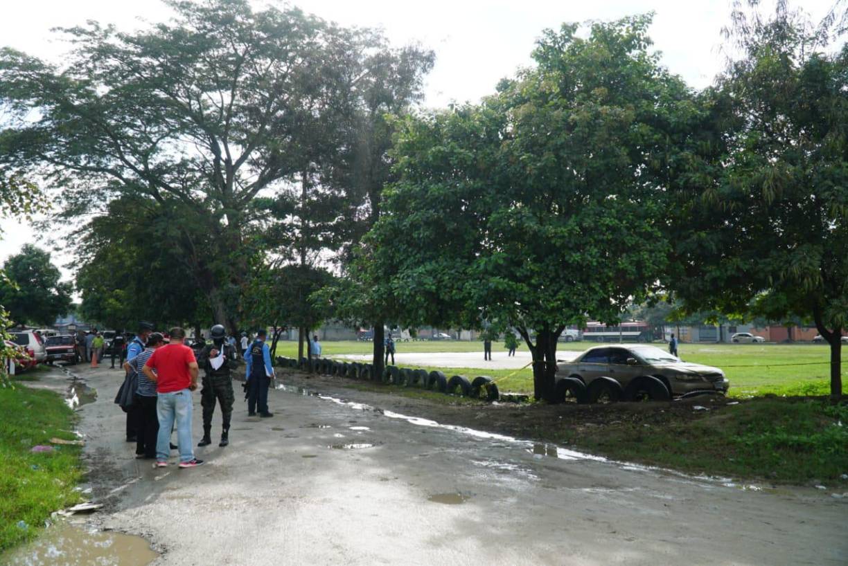 El personal de Medicina Forense encargo de hacer el levantamiento confirmó que los tres cadáveres tenían varios orificios de bala.