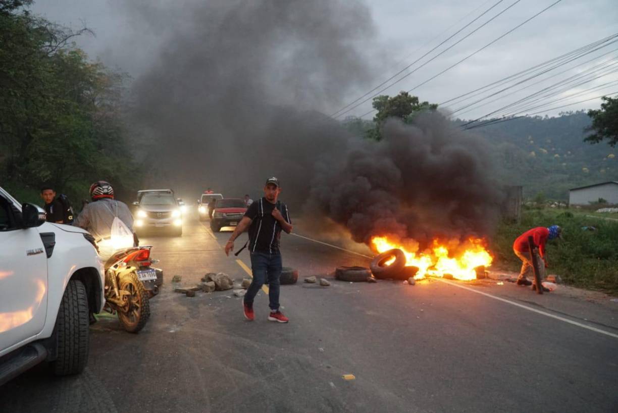 Además, la Comisión Directiva del IHTT convocó ayer a través de su cuenta de Twitter a la dirigencia del transporte en la modalidad de interurbanos para regular el incremento de L0.07 que se efectuó al techo de kilómetro recorrido. Fotografía: La Prensa / José Cantarero. 