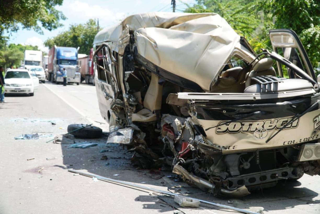 Un autobús sufrió este jueves un fuerte accidente luego de chocar con una rastra en el bulevar que conduce hacia Choloma, Cortés, zona norte de Honduras. 
